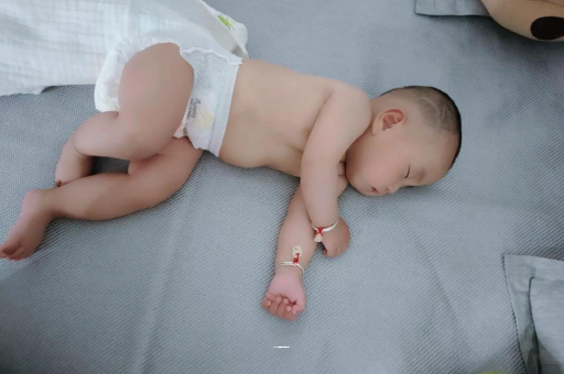 大悟3个月宝宝怎么抱